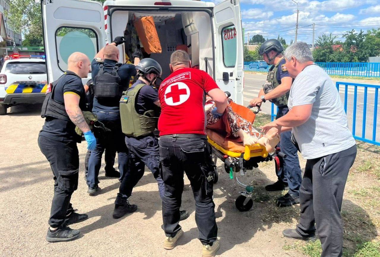 Ворог продовжує тероризувати Дніпропетровщину: у Нікополі загинула жінка, є поранені. Фото