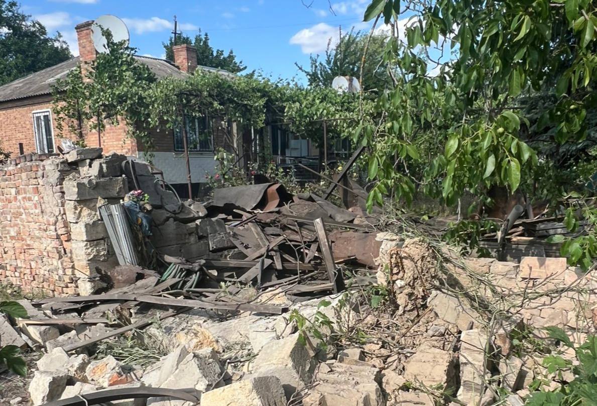Ворог продовжує тероризувати Дніпропетровщину: у Нікополі загинула жінка, є поранені. Фото