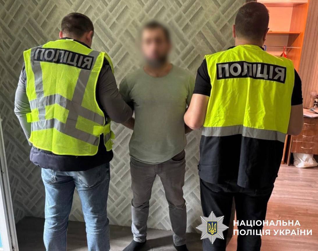 Угрожали гранатой: в Киеве иностранцы-рецидивисты ограбили прохожего. Подробности и фото