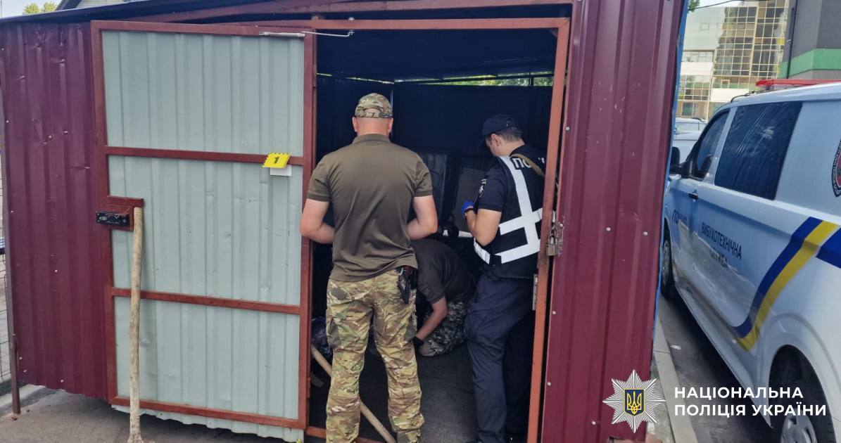 В Киеве в одном из районов в мусорнике взорвался неизвестный предмет, есть пострадавшие. Все подробности и фото