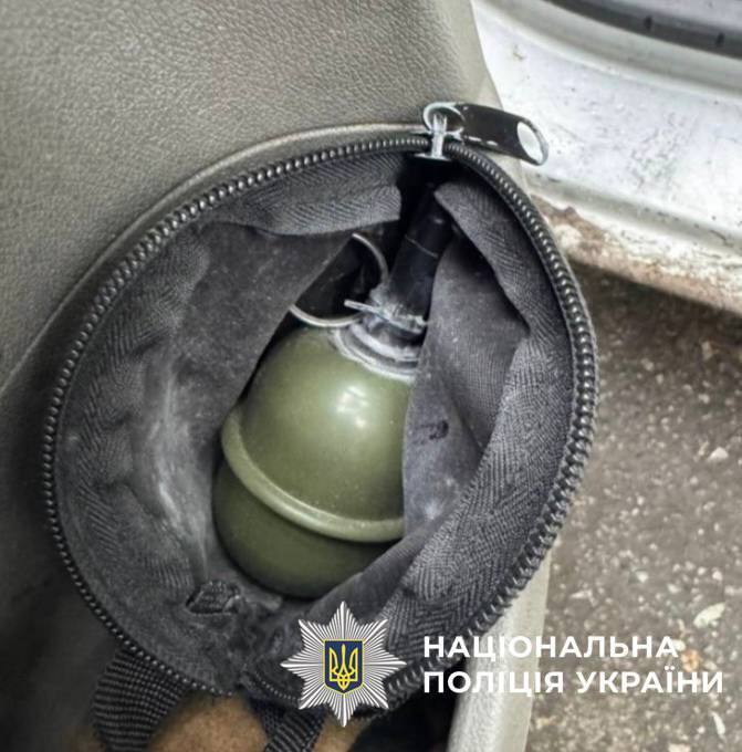 Угрожали гранатой: в Киеве иностранцы-рецидивисты ограбили прохожего. Подробности и фото