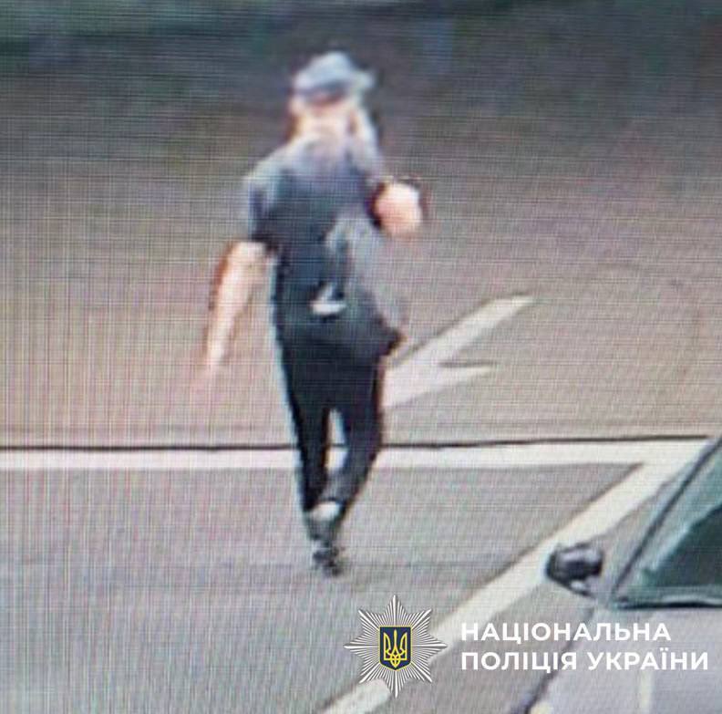 Угрожали гранатой: в Киеве иностранцы-рецидивисты ограбили прохожего. Подробности и фото