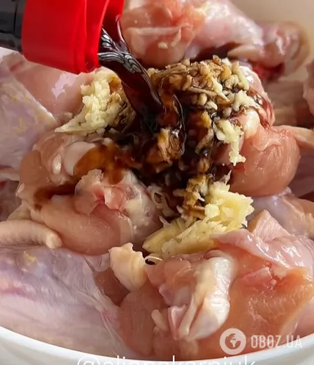 Сочные куриные крылья с чесноком и соевым соусом: мясо просто тает во рту