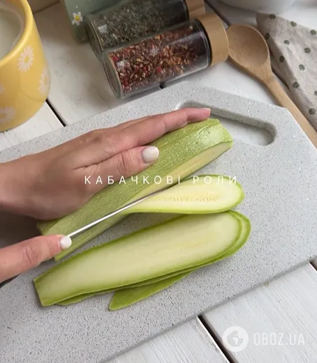 Закусочные кабачковые рулетики с сыром, чесноком и помидором: беспроигрышная закуска для праздничного стола летом
