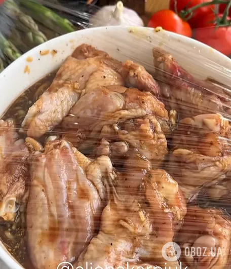 Сочные куриные крылья с чесноком и соевым соусом: мясо просто тает во рту