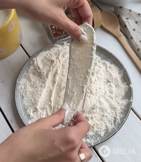 Закусочные кабачковые рулетики с сыром, чесноком и помидором: беспроигрышная закуска для праздничного стола летом