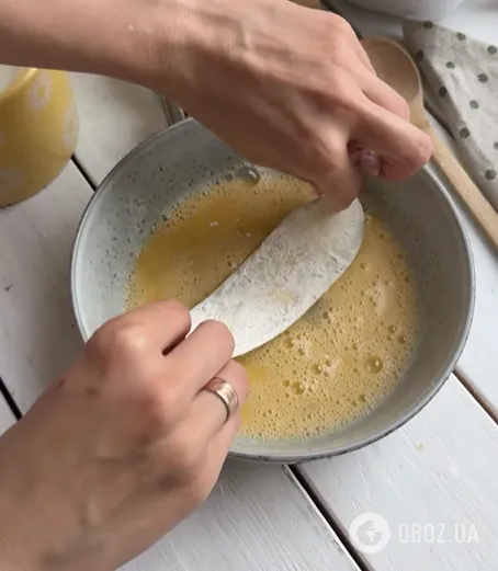 Закусочные кабачковые рулетики с сыром, чесноком и помидором: беспроигрышная закуска для праздничного стола летом