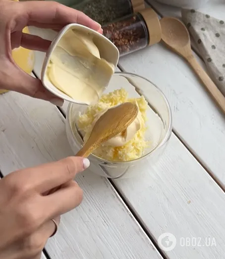 Закусочные кабачковые рулетики с сыром, чесноком и помидором: беспроигрышная закуска для праздничного стола летом