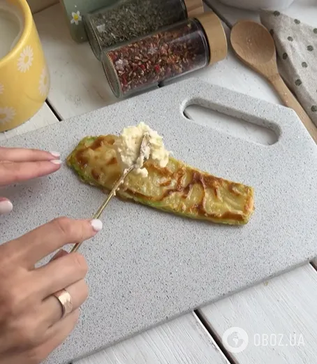 Закусочные кабачковые рулетики с сыром, чесноком и помидором: беспроигрышная закуска для праздничного стола летом