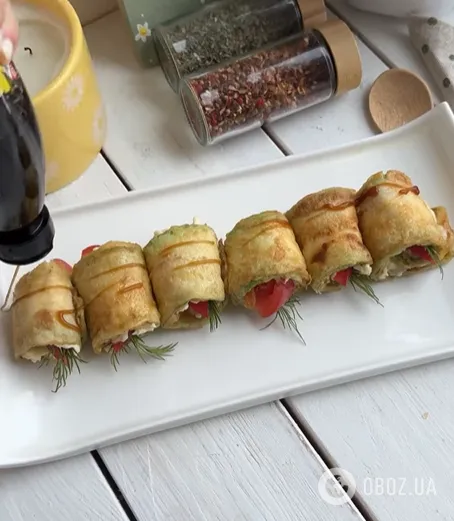 Закусочные кабачковые рулетики с сыром, чесноком и помидором: беспроигрышная закуска для праздничного стола летом