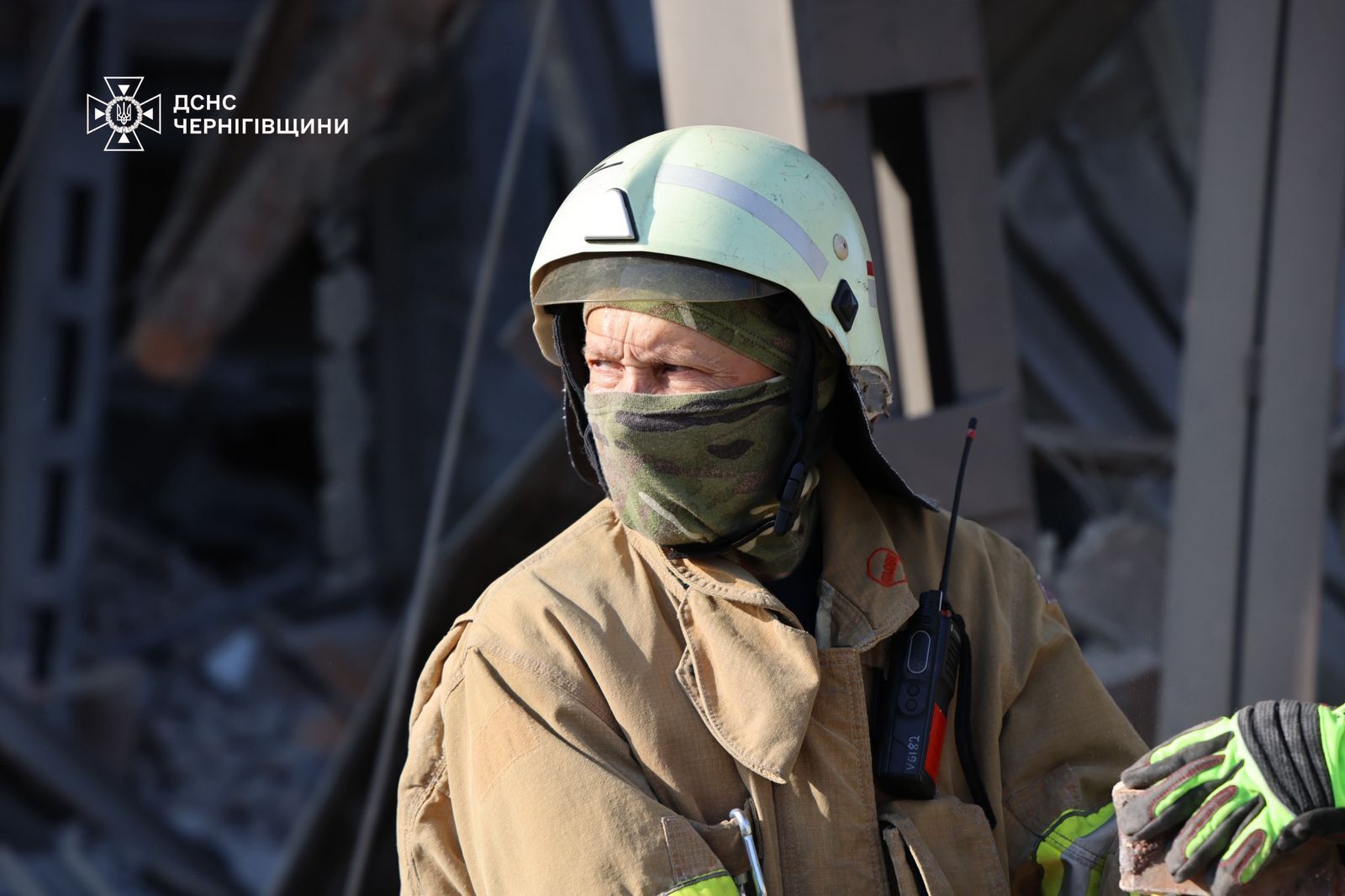 У Чернігові внаслідок ворожої атаки є жертви: з-під завалів деблокували тіла двох людей. Фото