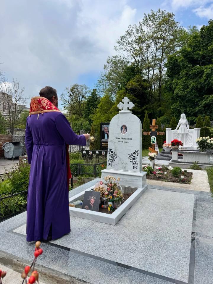 На могильному памʼятнику легендарної Ніни Матвієнко помітили грубу помилку: що з ним не так