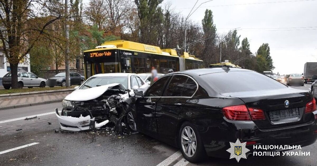 В Киеве иностранец под наркотиками устроил тройное ДТП: есть пострадавшие. Подробности и фото