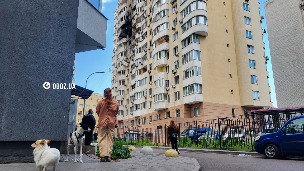Діра в стіні та страшні сліди пожежі: наслідки влучання російського дрона в багатоповерхівку в Києві. Фото та відео