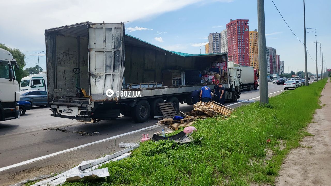 Глубокая воронка и обгоревшие деревья: последствия прилета по железной дороге в Киеве. Фото и видео