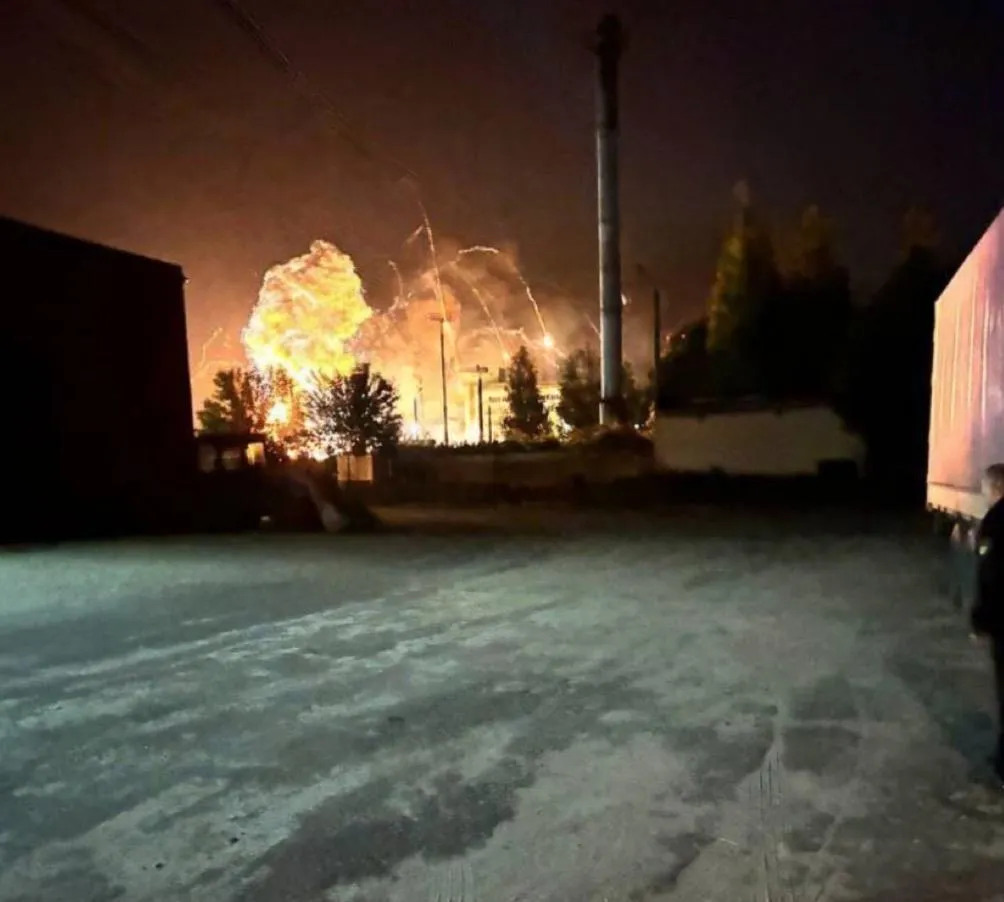 У російському Брянську пекло: аеропорт потрапив під атаку дронів. Фото й відео
