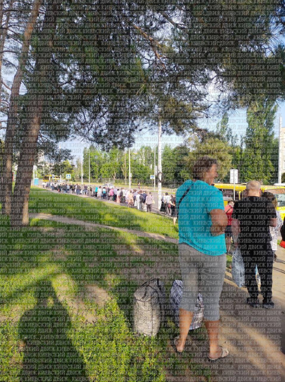 Большие очереди на остановках и заоблачные цены на такси: повреждение линии метро в Киеве вызвало коллапс. Фото и видео