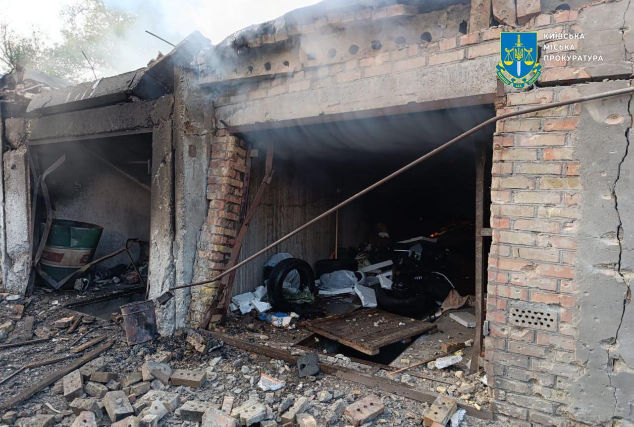Київ уночі опинився під атакою "Шахедів" і ракет: троє загиблих рятувальників і багато постраждалих, пошкоджено колії метро. Фото й відео