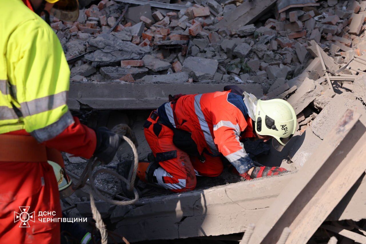 У Чернігові внаслідок ворожої атаки є жертви: з-під завалів деблокували тіла двох людей. Фото