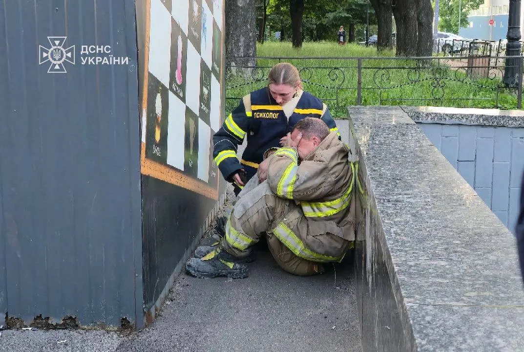 У Києві під час ліквідації наслідків ворожих ударів загинуло троє рятувальників ДСНС