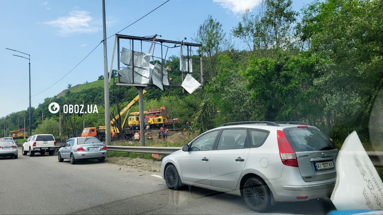 Глубокая воронка и обгоревшие деревья: последствия прилета по железной дороге в Киеве. Фото и видео