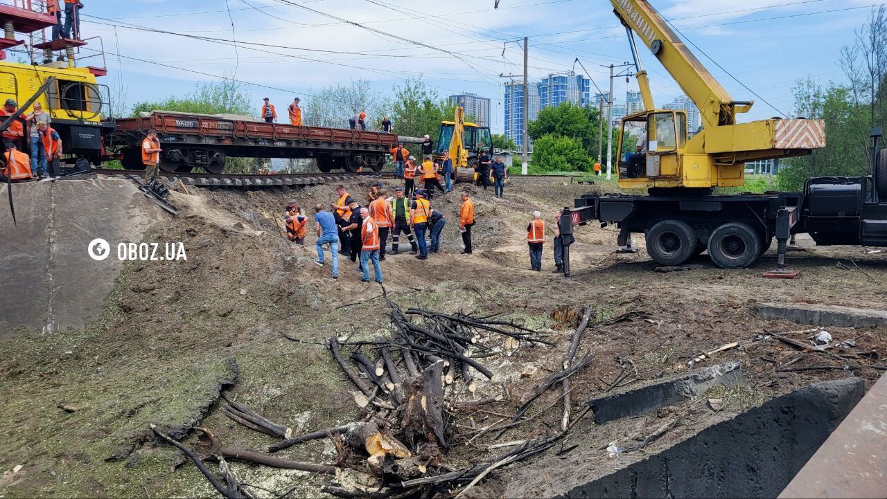 Глубокая воронка и обгоревшие деревья: последствия прилета по железной дороге в Киеве. Фото и видео