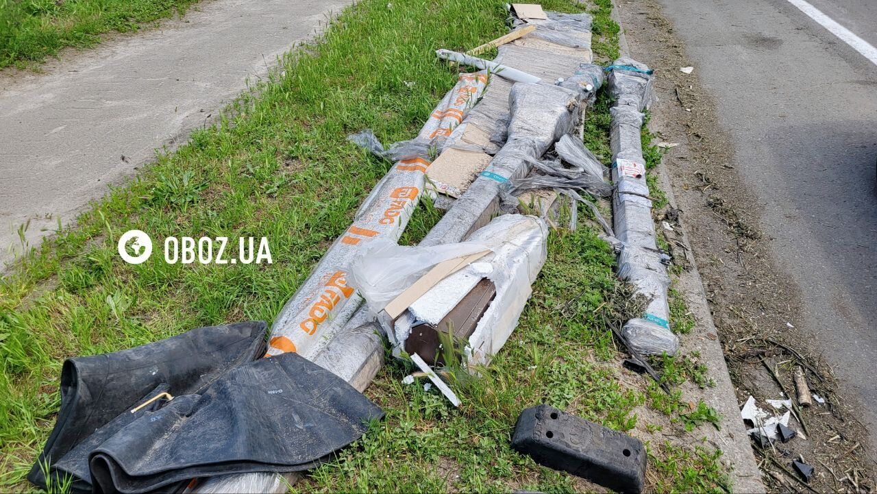 Глубокая воронка и обгоревшие деревья: последствия прилета по железной дороге в Киеве. Фото и видео