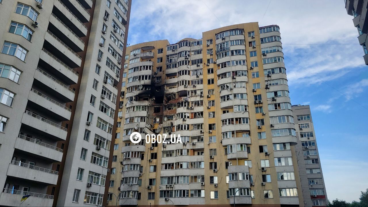 Діра в стіні та страшні сліди пожежі: наслідки влучання російського дрона в багатоповерхівку в Києві. Фото та відео