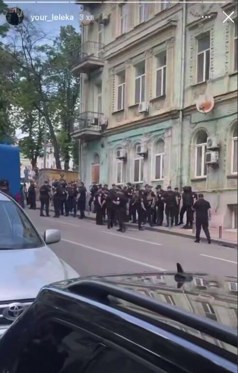 В центре Киеве произошла стычка между полицией и активистами, которые протестовали против ЛГБТИК+ мероприятия. Видео