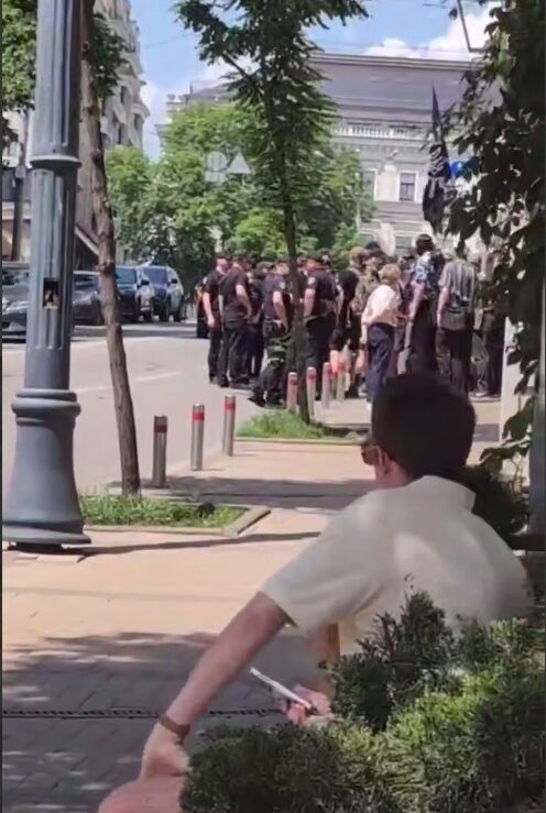 В центре Киеве произошла стычка между полицией и активистами, которые протестовали против ЛГБТИК+ мероприятия. Видео
