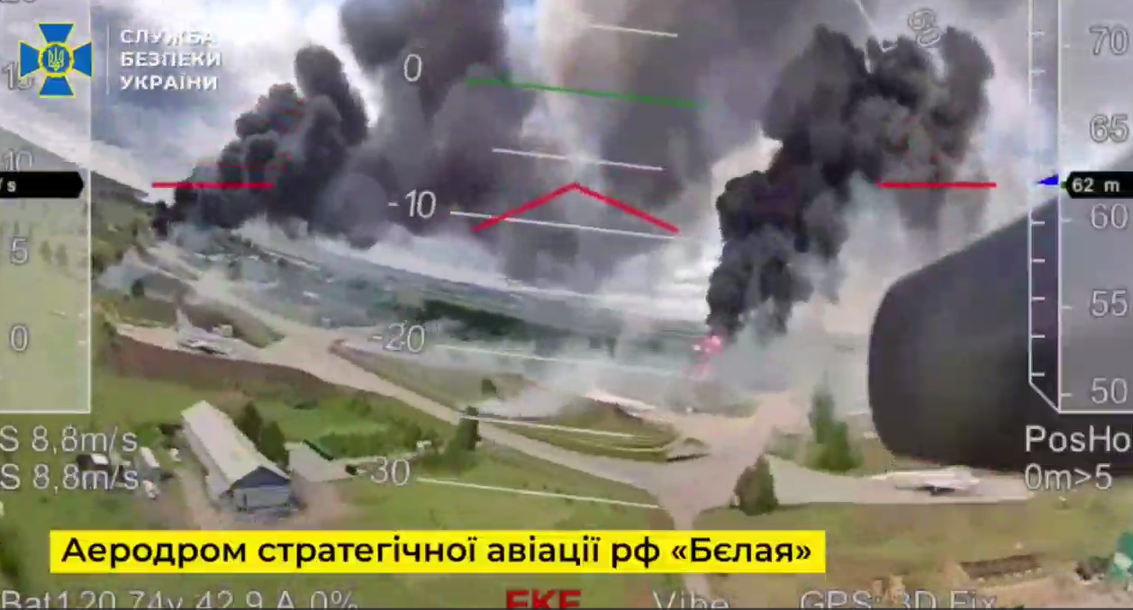 Дим від уражених раніше літаків: СБУ показала нове відео зі спецоперації "Павутина"