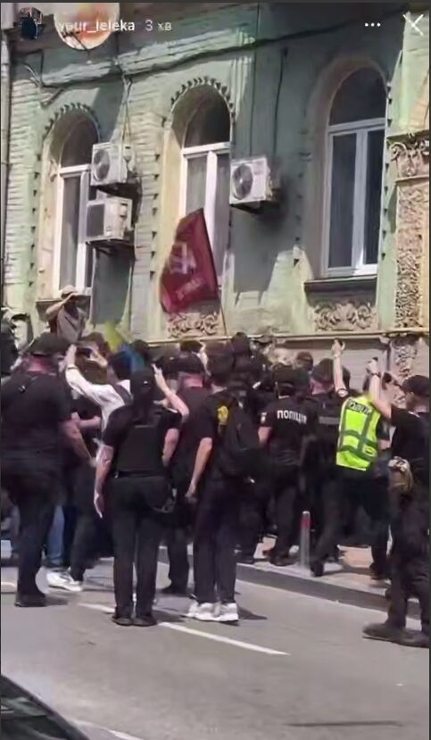 В центре Киеве произошла стычка между полицией и активистами, которые протестовали против ЛГБТИК+ мероприятия. Видео