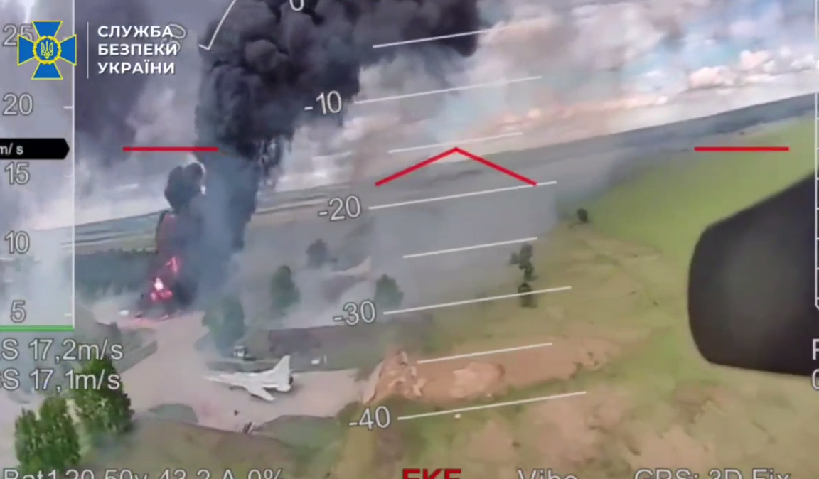 Дим від уражених раніше літаків: СБУ показала нове відео зі спецоперації "Павутина"