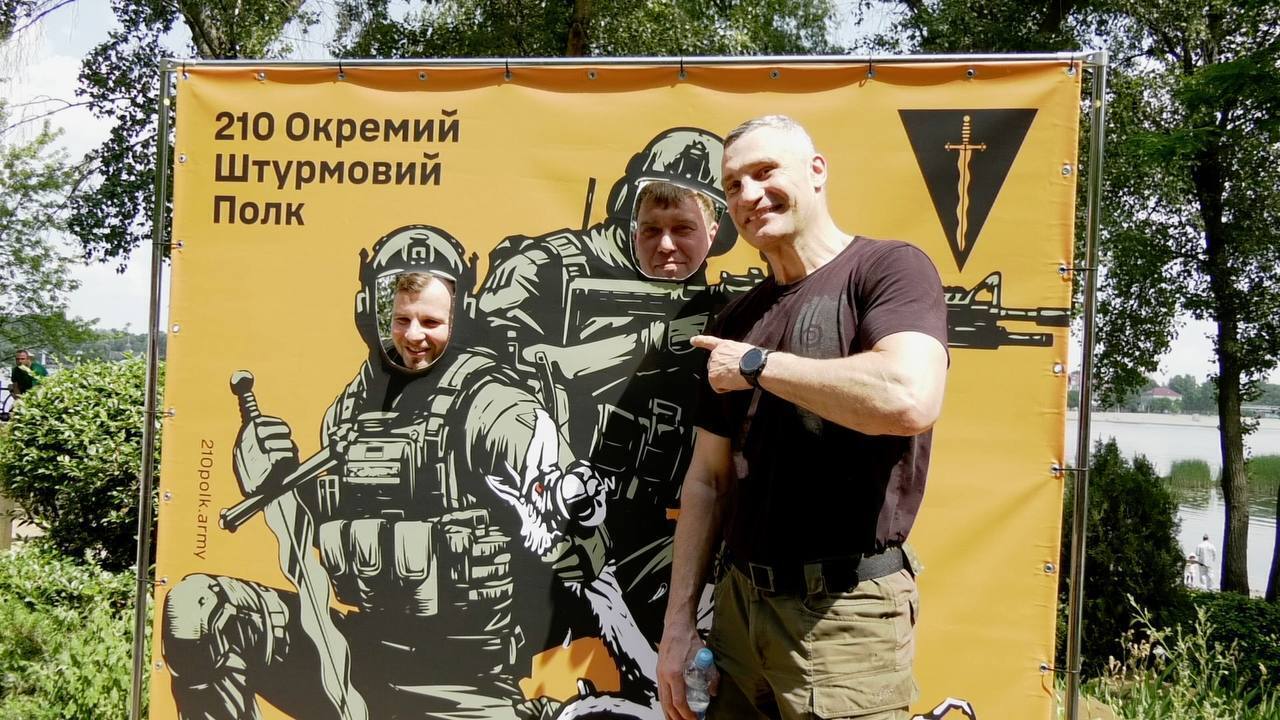 Виталий Кличко посетил мероприятие, посвященное поддержке ветеранов, ветеранок, их семей и наградил участников