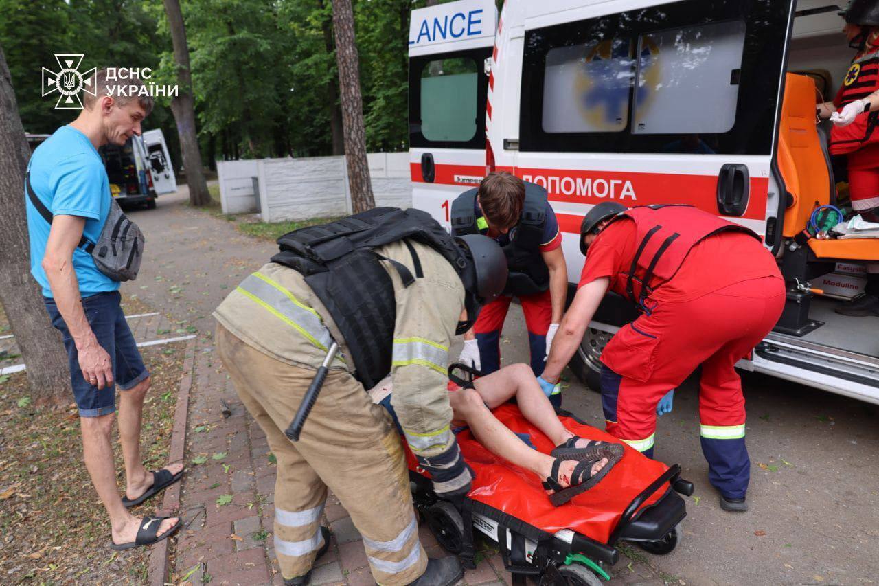 "Чергове звіряче вбивство": Зеленський повідомив про понад 40 постраждалих у Харкові і закликав не ігнорувати терор Росії. Фото та відео
