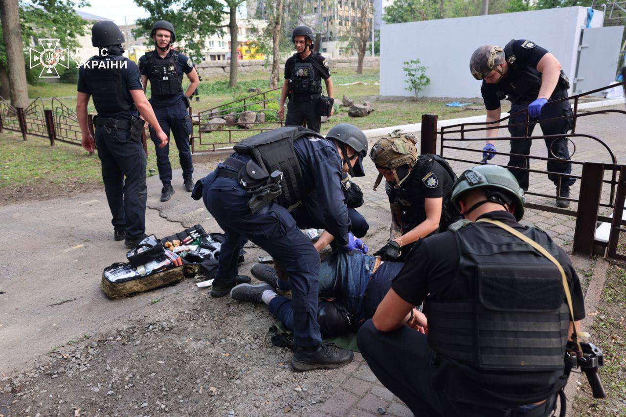 "Чергове звіряче вбивство": Зеленський повідомив про понад 40 постраждалих у Харкові і закликав не ігнорувати терор Росії. Фото та відео