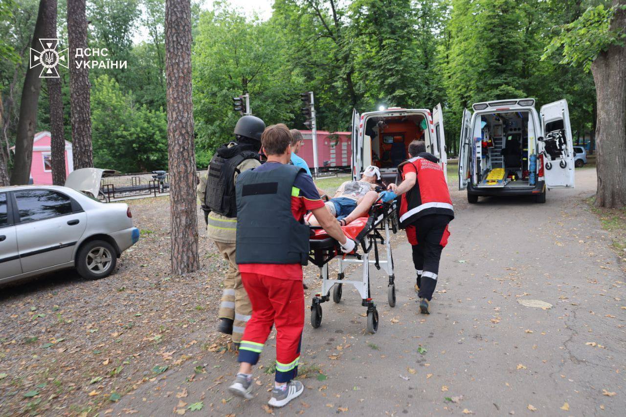 "Чергове звіряче вбивство": Зеленський повідомив про понад 40 постраждалих у Харкові і закликав не ігнорувати терор Росії. Фото та відео