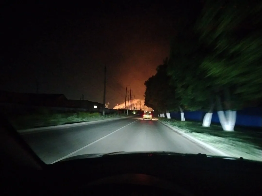 У Новомосковську пролунали потужні вибухи: на "Азоті" через удар дронів спалахнула пожежа. Відео