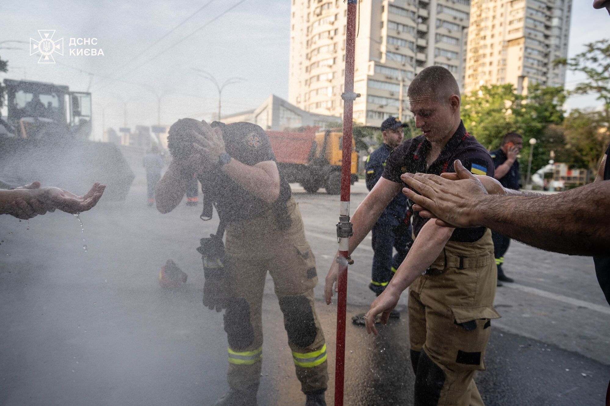 В Киеве на месте российского удара разобрали строительные конструкции. Фото