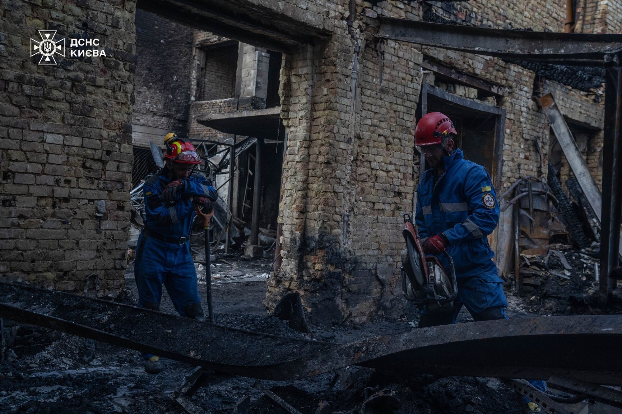 В Киеве на месте российского удара разобрали строительные конструкции. Фото