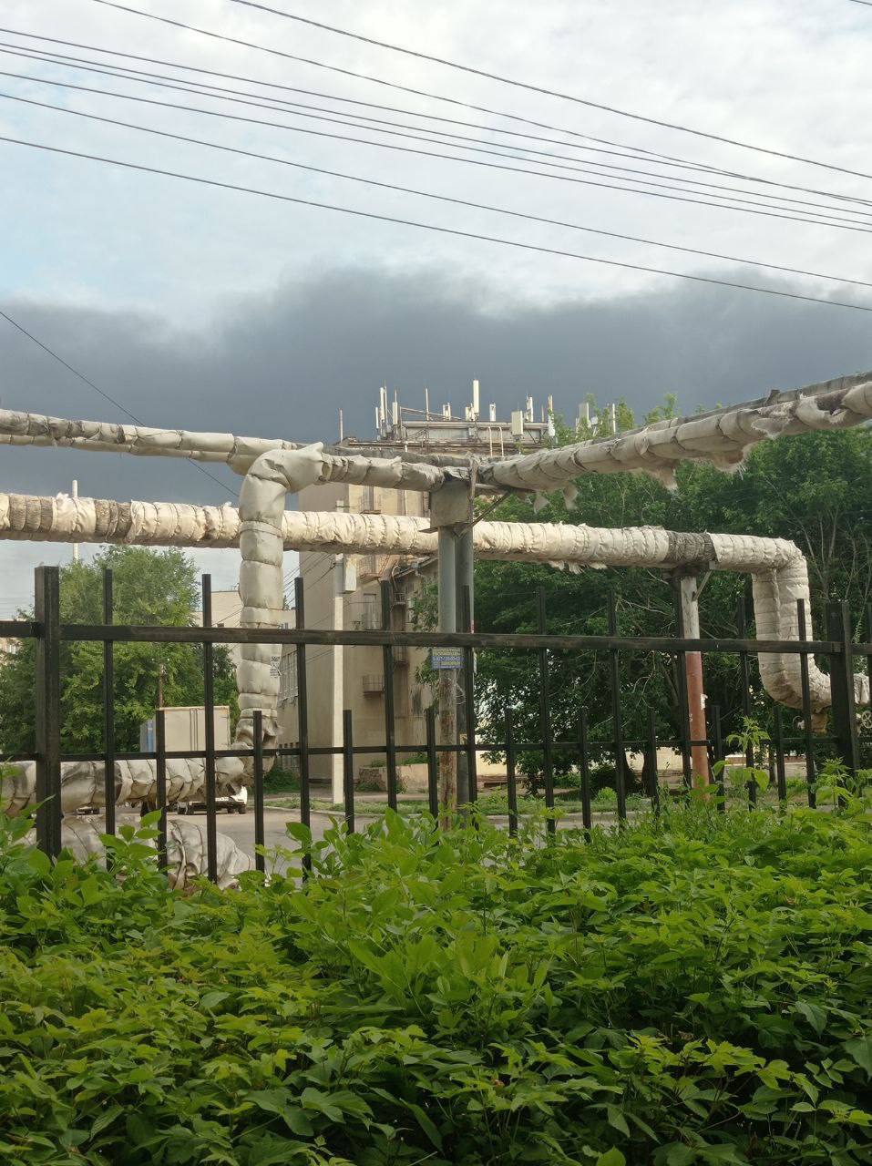 Добре влучили: у російському Енгельсі третій день палає нафтобаза, уражена українськими дронами. Фото і відео