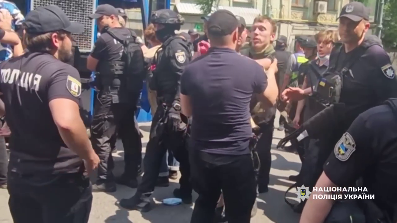 В Киеве во время ЛГБТ-марша задержали военного с протезом: в полиции объяснили ситуацию