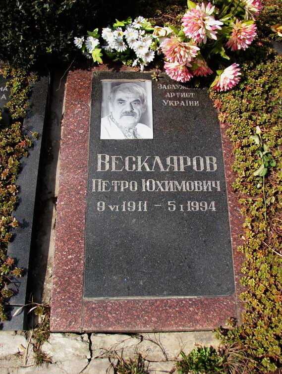 "Отака х*йня, малята". Хто такий легендарний Дід Панас – звинувачення у націоналізмі, вишиванка проти Кремля та знаменита телефраза