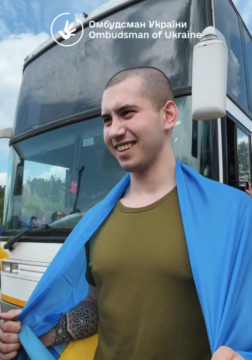 "Радий, що ти є": мережу зворушили кадри дзвінка звільненого з полону українця матері. Відео