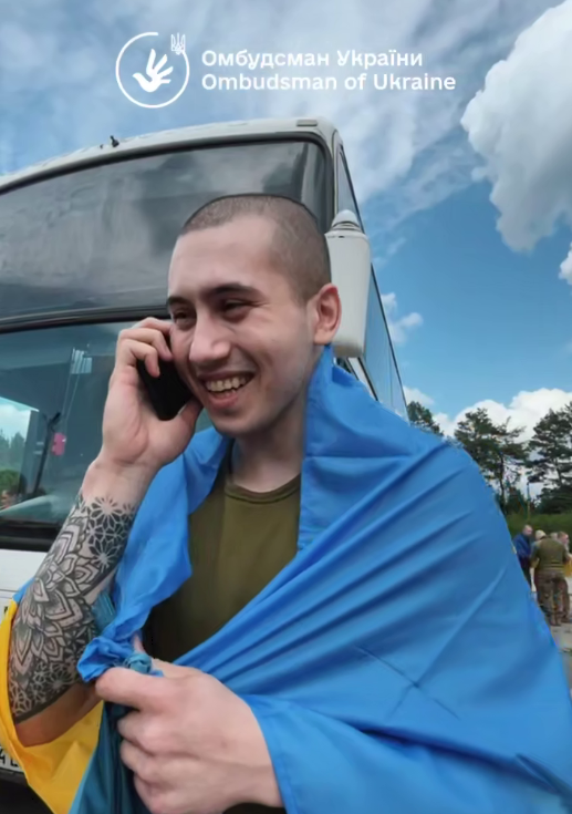 "Радий, що ти є": мережу зворушили кадри дзвінка звільненого з полону українця матері. Відео