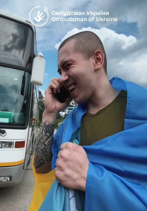 "Радий, що ти є": мережу зворушили кадри дзвінка звільненого з полону українця матері. Відео