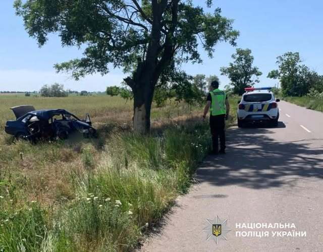 На скорости въехали в дерево: в Одесской области в ДТП погибла женщина и двое ее детей. Фото