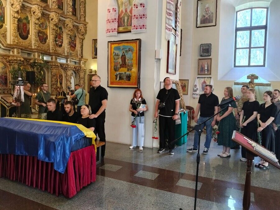 Віддав життя за Україну: у Полтаві попрощалися з воїном, який загинув у боях на Донеччині. Фото
