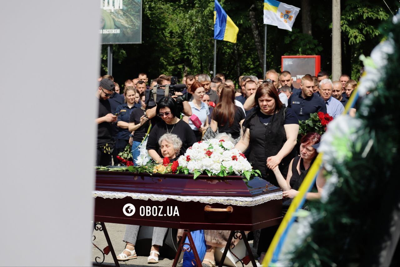 Проводжали під Енніо Морріконе: у Києві попрощалися з рятувальниками, які загинули під час ліквідації наслідків обстрілу столиці. Фото та відео