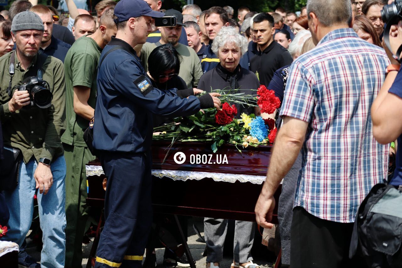 Проводжали під Енніо Морріконе: у Києві попрощалися з рятувальниками, які загинули під час ліквідації наслідків обстрілу столиці. Фото та відео